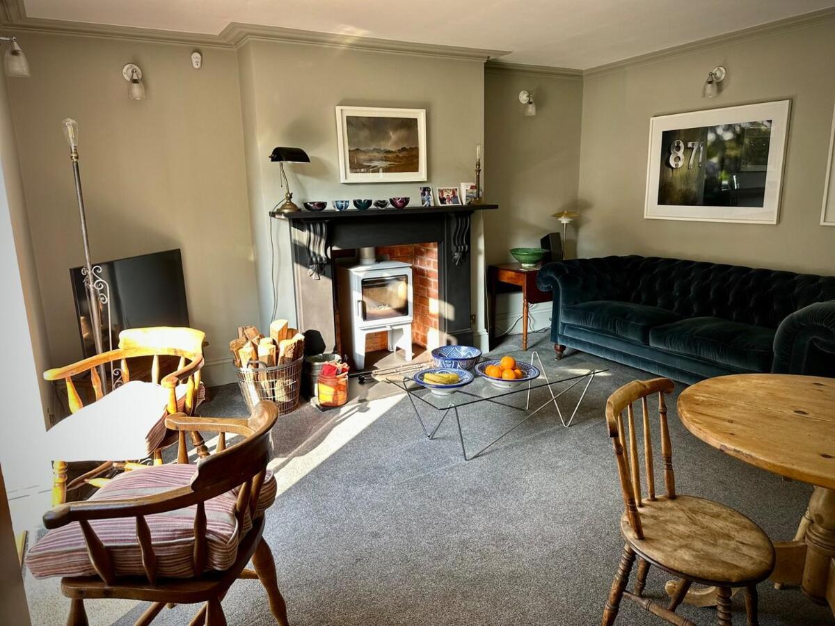 Large 1 Bd Period Garden Flat, Kings Cross - Camden Apartment