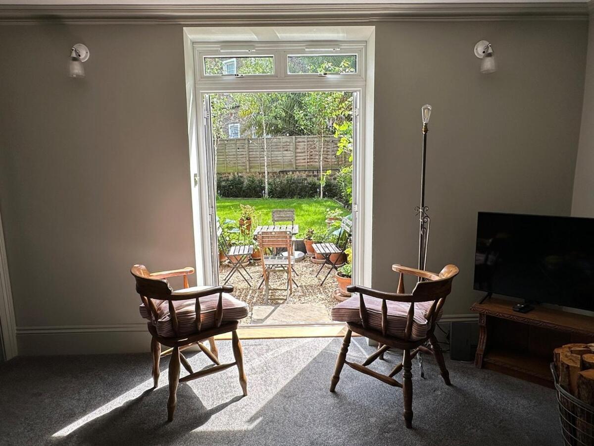 Large 1 Bd Period Garden Flat, Kings Cross - Camden Apartment
